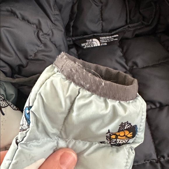 The North Face Kids' Gray and White Patterned Jacket - Picture 6 of 6